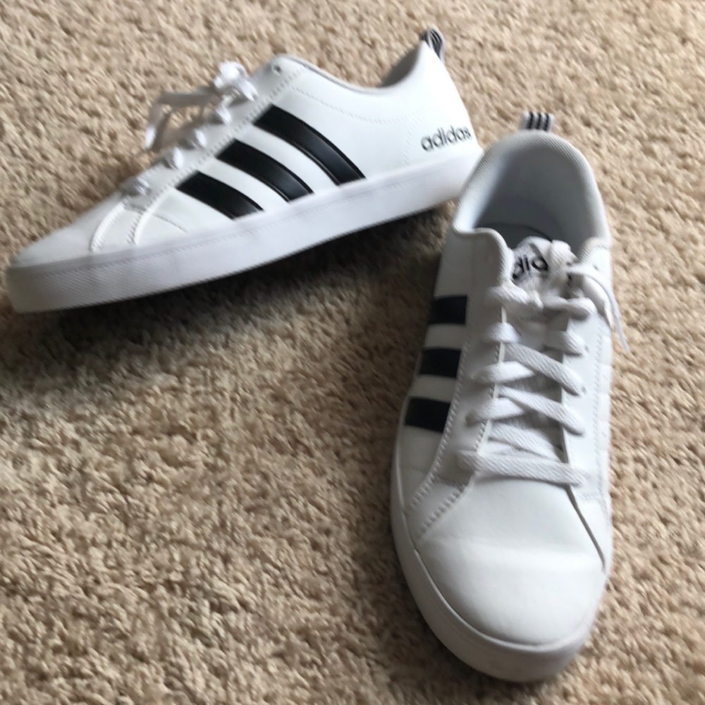 EUC Adidas sneakers